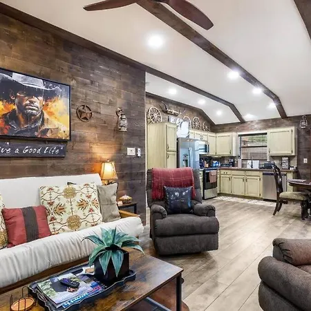 Stockyards 5 Mins!-New!-Sleeps 8. Cowboy Bungalow