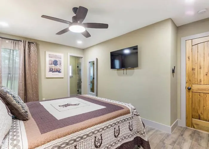 Stockyards 5 Mins!-new!-sleeps 8. Cowboy Holiday home Fort Worth