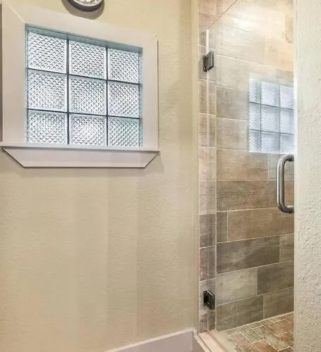 Stockyards 5 Mins!-new!-sleeps 8. Cowboy Holiday home