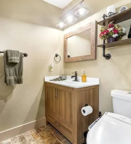 Stockyards 5 Mins!-new!-sleeps 8. Cowboy