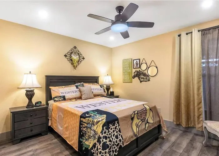 Stockyards 5 Mins!-new!-sleeps 8. Cowboy Holiday home Fort Worth