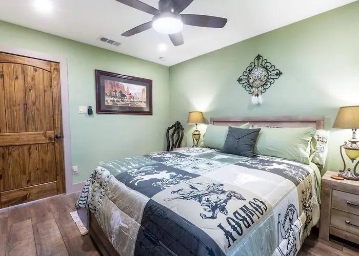 Stockyards 5 Mins!-new!-sleeps 8. Cowboy Holiday home