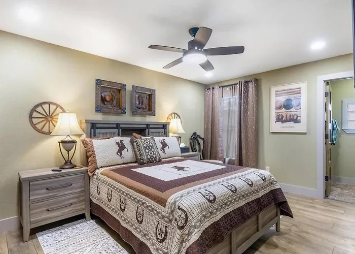 Stockyards 5 Mins!-new!-sleeps 8. Cowboy *