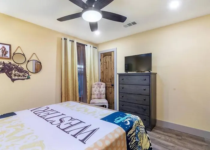Stockyards 5 Mins!-new!-sleeps 8. Cowboy Fort Worth