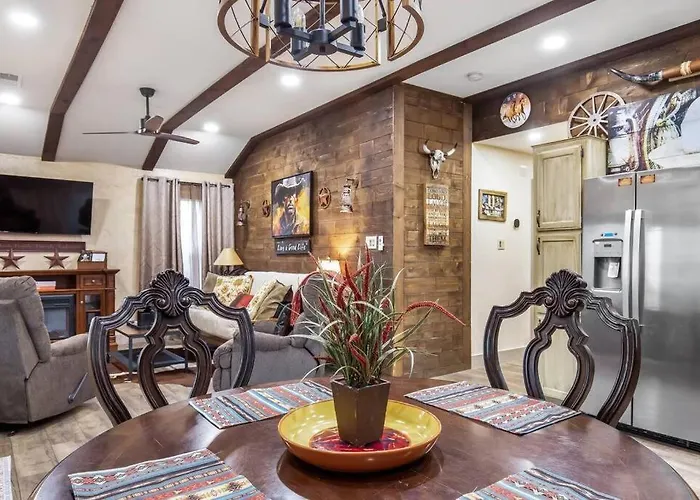 Stockyards 5 Mins!-new!-sleeps 8. Cowboy