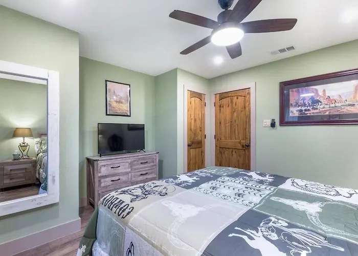 Stockyards 5 Mins!-new!-sleeps 8. Cowboy Holiday home *