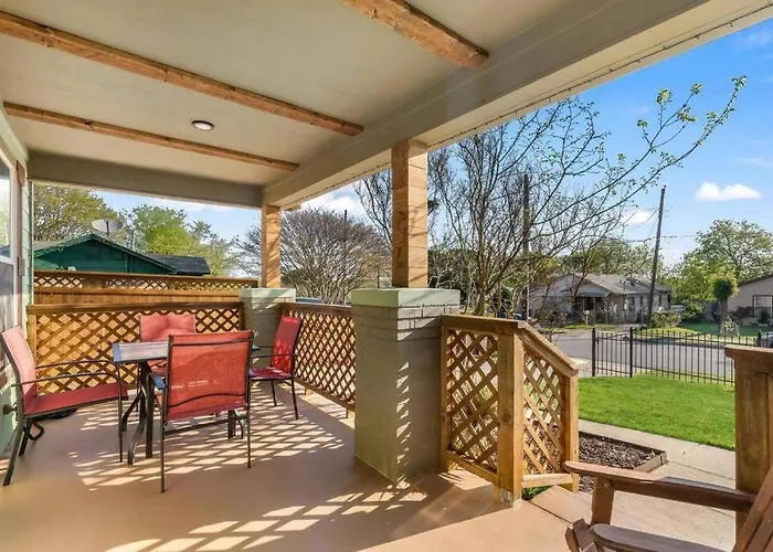 Stockyards 5 Mins!-new!-sleeps 8. Cowboy Holiday home *