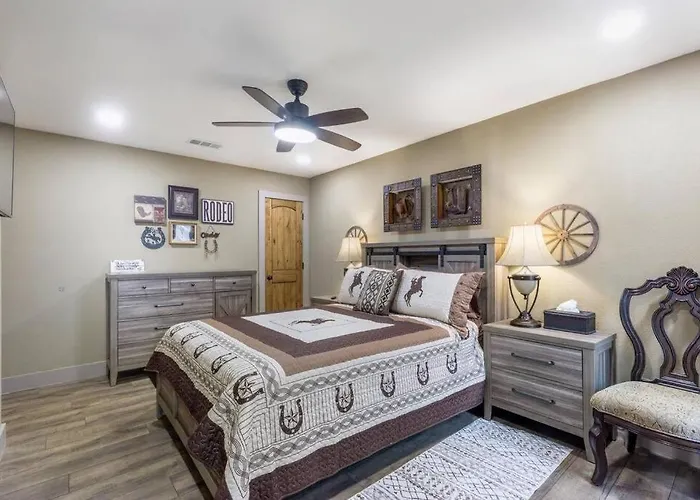 Stockyards 5 Mins!-new!-sleeps 8. Cowboy Fort Worth