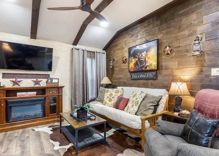 Stockyards 5 Mins!-new!-sleeps 8. Cowboy Holiday home *