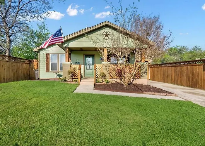 Stockyards 5 Mins!-new!-sleeps 8. Cowboy Holiday home *