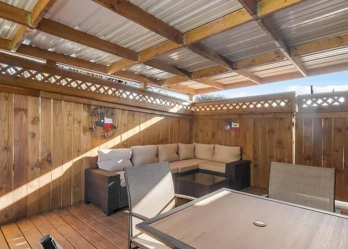 Stockyards 5 Mins!-new!-sleeps 8. Cowboy