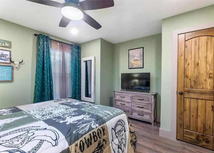 Stockyards 5 Mins!-new!-sleeps 8. Cowboy Holiday home *
