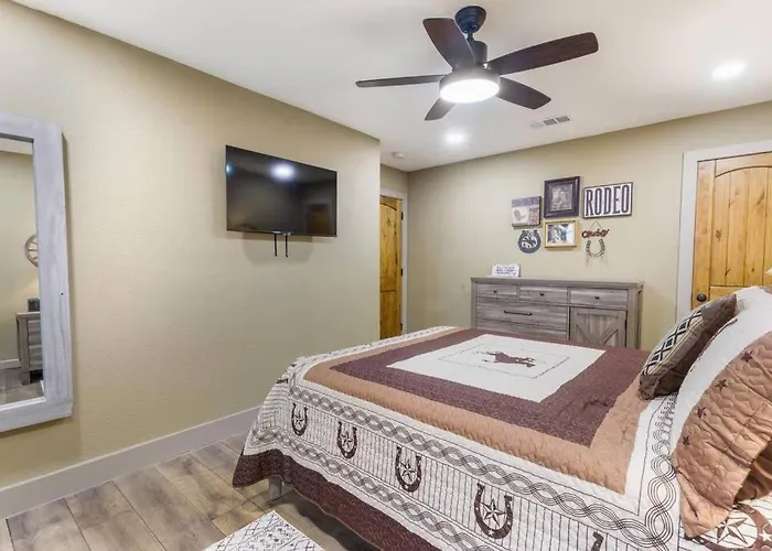 Stockyards 5 Mins!-new!-sleeps 8. Cowboy Holiday home