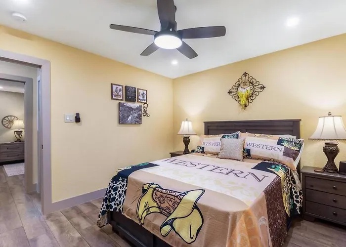 Stockyards 5 Mins!-new!-sleeps 8. Cowboy Holiday home