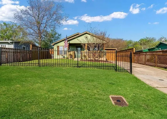 Holiday home Stockyards 5 Mins!-new!-sleeps 8. Cowboy *