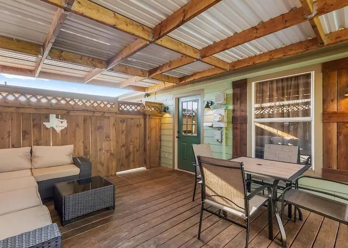 Stockyards 5 Mins!-new!-sleeps 8. Cowboy Holiday home