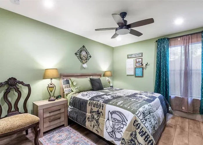 Stockyards 5 Mins!-new!-sleeps 8. Cowboy Holiday home