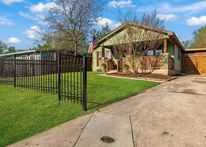 Stockyards 5 Mins!-new!-sleeps 8. Cowboy Holiday home